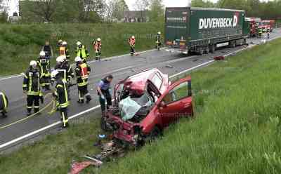 Schwerer Verkehrsunfall B 174 bei Marienberg: Dacia kracht mit hoher Geschwindigkeit in LKW, 2 Personen eingeklemmt, Rettungshubschrauber im Einsatz: Großes Trümmerfeld, Feuerwehr muss Insassen per Sofortrettung aus ihren Fahrzeugen befreien