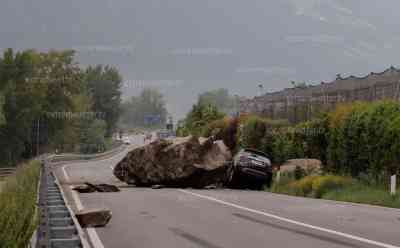 Großer Felssturz in Südtirol: Riesiger Stein löst sich und kracht auf Staatsstraße, tonnenschwerer Stein verfehlt Autofahrer nur knapp, riesiger Felsstein blockiert komplette Staatsstraße: Fiat-Fahrer kann 2. Geburtstag feiern, O-Töne Feuerwehr und Landesgeologe