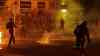 Horrorausschreitungen in Leipzig - Leipzig brennt: unzählige brennende Barrikaden, Polizei beschießt, Linksradikale mit Tränengas, Wasserwerfer und Räumpanzer im Einsatz, kilogrammschwere Pflastersteine gegen Polizei, schwerste Ausschreitungen seit Jahren: Ekelhafte Szenen: Gruppe tanzt vor brennende Barrikaden direkt neben fassungslosen Polizeibeamten, Polizeibeamte werden extrem attackiert (on tape)