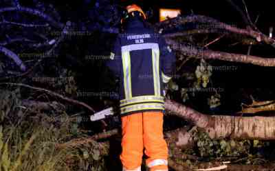 Unwetterfront verursacht viele Sturmschäden: Bäume blockieren Gehwege und Straßen bei Mähringen, RTW muss auf Grund umgestürzter Bäume wenden, Feuerwehr stundenlang im Einsatz: Autofahrer saßen stundenlang fest, Feuerwehr musste ein Baum nach den anderen entfernen