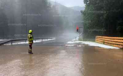 Unwetter legen Fernpassstrecke lahm: hunderte Urlauber sitzen in zentimeterhohen Hagel fest, Fernpassstraße überflutet, Autofahrer mit Hagelmassen in der Hand, Feuerwehr im Einsatz: Wetterchaos in Europa: an der Nordsee droht Orkan, an den Alpen wüten Unwetter