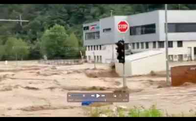 (UP) Schwere Überflutungen in Slowenien: Ortschaften meterhoch überflutet, Wassermassen reißen Fahrzeuge mit sich, Autos schwimmen in überflutete Ortschaften, Amateuraufnahmen zeigen heftige Überflutungen: Vb-Tief sorgt für schwere Unwetter in Slowenien, auch Steiermark in Österreich betroffen
