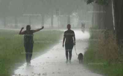 Hagelunwetter überrascht Menschen in Bayern: Menschen suchen Schutz unter Bäumen, völlig durchnässte Menschen – Hagelschlag live on tape: Sonntag wird in Süddeutschland regelrecht verhagelt, Menschen suchen vor Hagel Schutz unter Bäumen was lebensgefährlich ist