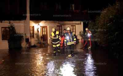 Unwetter und Überflutungen am Alpenrand: Unwetterfront überflutet Ortschaft – Feuerwehr mit Pumpen gegen Überflutungen im Einsatz, Autofahrer suchen Schutz vor Hagel unter Tankstelle, gigantische Blitzshow kündigt Unwetterfront an, teilweise schüttet es wie aus Eimern: Anwohner fährt unter Tankstelle um sein neues Campingfahrzeug in Sicherheit zu bringen, Feuerwehr – Voxpop dazu