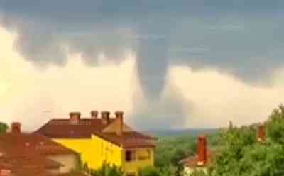 Tornado-Alarm am Urlaubsstrand von Kroatien: Heftiger Tornado zieht vor dem Touristenstrand von Rovinj in Kroatien hinweg, schwere Unwetter sorgen für Chaos an der Adria: Unwetteralarm an der Adria - Großer Tornado vor laufender Kamera