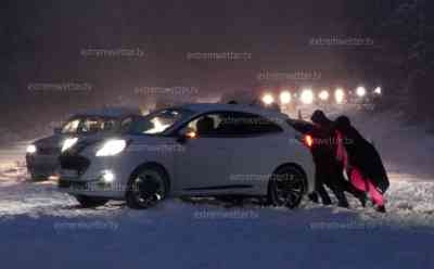 Massives Schneechaos in Hessen/Taunus: dutzende Autos stecken im Schnee fest, Menschen schieben Fahrzeuge frei, Schneebruch, Verspätungen im Nahverkehr, Schneeketten müssen aufgezogen werden, kilometerlange Staus, querstehende LKW und PKW: 10 cm Nassschnee bringen Verkehr im Taunus zum Erliegen, Bundesstraßen verstopft, Tief Oliver zieht über Mitteldeutschland hinweg