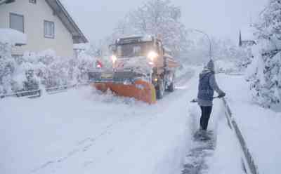 Schneemassen in Bayern: Straßen und Grundstücke versinken unter 60 cm Neuschnee - Anwohner müssen mühevoll die weiße Pracht wegschippen - Winterwonderland zum ersten Advent: Oberbayern versinkt unter einem halben Meter Neuschnee