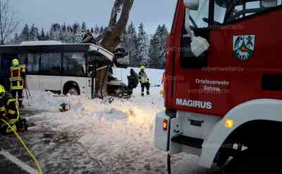 Schulbusunglück im Erzgebirge: Kind tödlich verletzt, 11 Kinder leicht verletzt, 1 Kind schwer verletzt, Busfahrer schwer eingeklemmt und ebenfalls schwer verletzt, Schulbus kollidiert mit Winterdienst: Großaufgebot an Retter vor Ort, SEG, Leitenter Notarzt ebenfalls im Einsatz