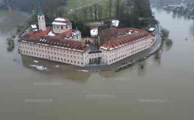 Hochwasseralarm an der Donau - Warnstufe 3 erreicht: Hochwasser am weltbekannten Kloster Weltenburg, Donau trifft breitflächig über die Ufer, viele Straßen und Fähranlegestellen gesperrt: Drohnenaufnahmen zeigen breites Ausufern der Donau bei Eining, Hochwasserwarnstufe 4 möglich