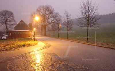 Sturmtief Zoltan - Gewitter und Graupel mit Kaltfrontdurchgang: intensiver Kaltfrontdurchgang bringt Gewitter und Sturm mit sich: Überflutungen auf Grund viel Regen in kurzer Zeit, Graupel bis zu 1,5 cm stark