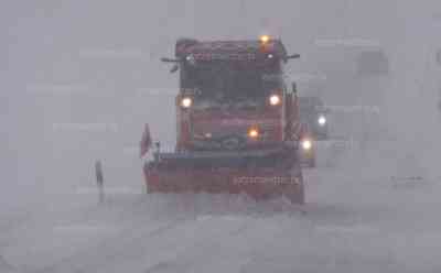 Schneechaos im Erzgebirge: 25 cm Neuschnee und mehr, Menschen schippen schweren Schnee, Schneebruch und gesperrte Straßen, LKW stehen quer, Winterdienst im Dauereinsatz, Autofahrer hängen an Steigungen fest: Voxpops Anwohner: „Weiße Weihnachten eher ungewohnt, die nächsten Tage werden sehr nass, es fallen große Flocken, man muss aufpassen, dass man nicht hinfällt.“