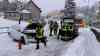 Extremes Schneechaos legt Erzgebirge lahm: Reisebus rutscht in Geländer, Feuerwehr evakuiert Bus und bringt Menschen in Sicherheit, Bus war auf Abreise der großen Bergparade in Annaberg-Buchholz, Glätteunfall in Mildenau: Große Probleme bei An- und Abreise zur großen Bergparade, OTon Urlauber und Feuerwehr