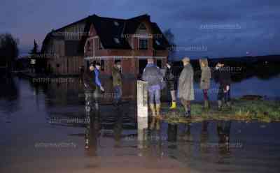 Hochwasser - Windehausen ohne Strom und evakuiert: THW evakuiert Menschen aus Nordthüringen, kompletter Ort unter Wasser, kein Wasser, Abwasser und Strom, Ort gleicht Geisterstadt, Interview mit Einheimischen die bleiben wollen: Menschen aus Windehausen haben gesamten Heiligabend Sandsäcke gefüllt und müssen doch ihre Wohnungen verlassen, Anwohner: „Wir haben es nicht geschafft. Sowas ist immer beschissen“