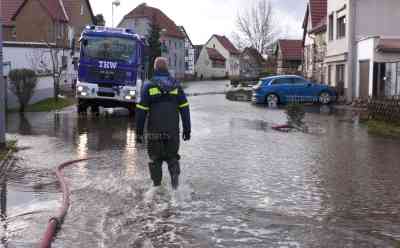 Hochwasserkatastrophe in Windehausen: Betretungsverbot für Ort, THW mit großen Pumpen im Einsatz, Pegel deutlich gesunken, THW pumpt Ortschaft wieder leer, erste Anwohner zurück aus Notunterkunft, verwaiste Sandsäcke zeigen Weihnachtsdrama in Nordthüringen: Dutzende Grundstücke und Häuser stehen noch immer unter Wasser, Anwohner zurück aus Hotel „ Beide Autos sind unter Wasser“