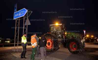 Bauernprotest beginnt Autobahnenauffahrten in Sachsen dicht: Bauern versperren Autobahnauffahrten, erste angezeigte Versammlung am Sonntagabend in Sachsen, 30 Traktoren versperren zwei Autobahnauffahrten: Bauer: „ Es ist mittlerweile so, dass es Agrardiesel und Kfz-Steuer das Fass zum Überlaufen gebracht hat. Wir sind die letzten Jahre nur noch die Sklaven der Bürokratie geworden.“