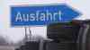 Glatteis in Sachsen! 40-Tonner kippt auf eisglatter Autobahn um: spiegelglatte Straßen, LKW Fahrer verliert Kontrolle und überschlägt sich auf Autobahnabfahrt der A 72, Bergeunternehmen: „ Langsam fahren es wird eisig auf den Straßen“: Extrem tiefgefrorener Boden lässt Streusalz kaum wirken, zahlreiche weitere Unfälle auf A 72 zwischen Leipzig und Chemnitz