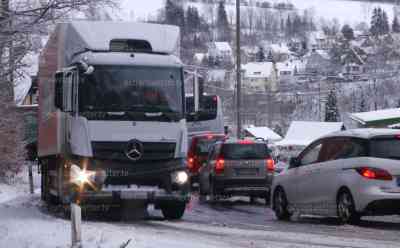 Schneechaos Erzgebirge: PKW stürzt durch Glätte extrem steiler Böschung hinab, hunderte Schutzengel für PKW Fahrer, Bäume fangen PKW ab, PKW drohte auf Bahngleise zu stürzen: dutzende querstehende LKW, Neuschnee sorgt für große Probleme, O-Ton Einsatzleiter Feuerwehr zum Unfall