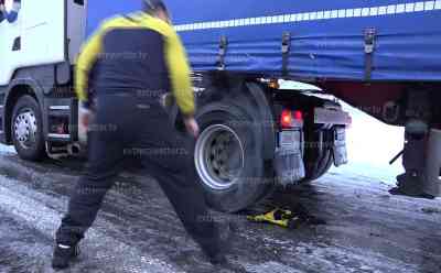 Schneechaos auch in Bayern: A 95 spiegelglatt, LKW hängen an Autobahnauffahrt, Postbote wirft Dienstjacke unter LKW Räder: LKW konnte Dank Dienstjacke des Boten wieder los fahren. 