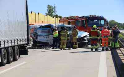 Tödlicher Verkehrsunfall A 72: Transporter kracht ungebremst auf weiteren Transporter und schiebt ihn auf LKW auf, auffahrender Transporter Fahrer überlebt den Unfall nicht, kilometerlanger Stau: Transporter Fahrer übersah vermutlich Stauende, vielbefahrene A 72 blieb stundenlang gesperrt