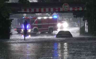 Schwere Überflutungen in Nürnberg - Menschen werden von Feuerwehr gerettet: Autofahrer sitzen auf Autodächern fest und warten auf Rettung (on tape), Autos schwimmen meterhoch in Unterführungen, Voxpops Anwohner: Feuerwehr rettet Autofahrer und Beifahrerin mit Taucheranzug, extremer Starkregen und Hagelschlag in Nürnberg