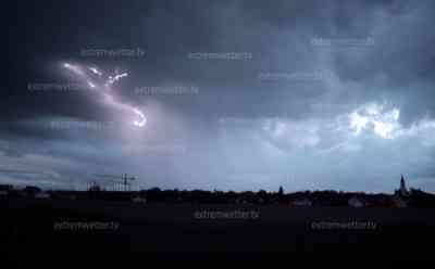 Nachtgewitter in Süddeutschland: intensive Blitzshow mit zahlreichen Blitzen, Wonnemonat Mai fällt dieses Jahr ins Wasser, erneute Unwetter vorgesagt: Brisante Unwetterlage am Dienstag möglich, Pfingstsonntag Starkregen in NRW möglich