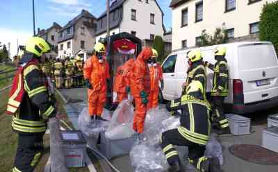 Gefahrgutalarm am Pfingstsonntag im Erzgebirge! Feuerwehr sucht nach unbekannter Chemikalie in Wohnhaus, Mieter verletzt ins Krankenhaus, Gefahrgutzug erkundet Gefahrstoff mit Spezialanzügen: Feuerwehrkameraden mit speziellen Messsystem im Einsatz, Erkundungstrupp auch im Krankenhaus im Einsatz