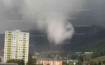 Tornado-Alarm in Österreich: Seltenes Naturschauspiel – Tornado bei Graz richtet Schäden an – Wirbelsturm fegt durch Eggenberg LIVE ON TAPE – Heftige Gewitter ziehen durchs Land: Heftige Gewitter sorgen für einen Tornado in Österreich