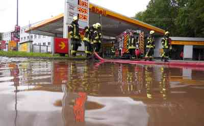 Unwetter wüten im Erzgebirge: Überschwemmungen, Tankstelle überschwemmt, Feuerwehr im Dauereinsatz, Feuerwehr mit Pumpen, Besen und Schaufeln im Einsatz, zahlreiche Überschwemmungen im Ort: Feuerwehr muss Ausbildungstag unterbrechen und zu Unwettereinsätzen ausrücken