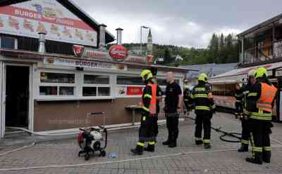 Großeinsatz für dt. Feuerwehr im Nachbarland: Küchenbrand in Grenzstadt löst Alarm für deutsche Feuerwehren aus, zahlreiche Einsatzkräfte in Potucky im Einsatz: Potucky bekannt für großen Shoppingtourismus hinter der dt. Grenze, Brand mitten auf Shoppingmeile