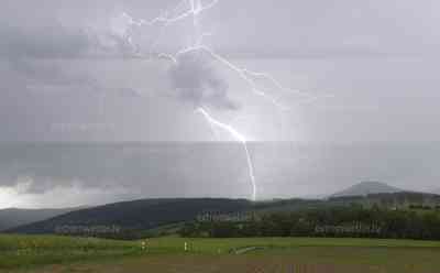 Blitzintensive Gewitter entstehen im Erzgebirge: Zahlreiche Erdblitze kündigen neue Unwetterlage an, Kanonenschläge am Vormittag im Erzgebirge: Zeitraffer zeigt Unwetteraufzug, viele Erdblitze über Bärenstein