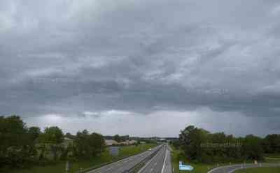 Unwetterwarnung in Süddeutschland: Unwetterfront formiert sich, heftiger Starkregen legt Verkehr auf A 7 fast lahm: Neue Unwetterfront über Süddeutschland kündigt weitere Unwetter an