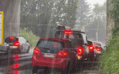 Unwetter: Autofahrer suchen Schutz vor Hagel ON TAPE - Heftigster Starkregen auf Autobahn A96 - Unwetterfront bildet sich im Bayern mit Kurs auf München: Heftige Hagelgewitter und Starkregen - Unwetterwarnung aktiv