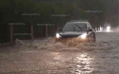 Hochwasser und Überflutungen in Bayern: Autos stecken im Wasser fest, Wasser schießt aus Kanalisation, extremer Starkregen live on tape: Unwetterfront wütet von München bis nach Rosenheim, teilweise Stromausfall in Ortschaften