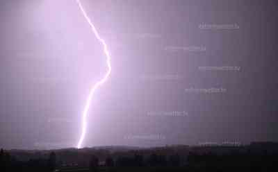 Unwetter in Bayern - intensive Blitzshow: Erdblitz lässt Horizont aufglühen, starke Erdblitze live on tape, Kanonenschläge als Donnergrollen: Unwetter führen zu Störungen im Breitbandnetz und teilweise bleiben Straßenzüge finster