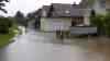 Hochwasser - Land unter in Meckenbeuren: Anwohner mit Schlauchbooten, Wohnhäuser unter Wasser, Anwohner kämpfen gegen Flut, Bagger entfernt Treibgut an Brücken: Hochwasser mündet in den Bodensee, Interview mit Anwohner aus Meckenbeuren  