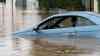 Ortschaft metertief unter Wasser: Exklusive Aufnahmen direkt aus den Fluten – Erschreckende Bilder - Häuser und Autos versinken in den Fluten – Durchfahrt durch die geflutete Hochwasser-Region in Bayern – Ort gleicht Geisterstadt - Helikopter im Einsatz: Ortschaft gleicht gefluteter Geisterstadt