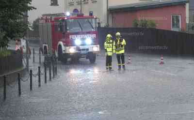 Schwere Unwetter sorgen für Überflutungen in Mitteldeutschland: Hagelunwetter und extremer Starkregen in Sachsen, Straßen unter Wasser, Hagelmassen, Hagelschlag live on tape, Bach tritt sofort über die Ufer: Sturzfluten ergießen sich in Wilkau-Haßlau, zahlreiche Feuerwehren im Zwickauer Land im Dauereinsatz