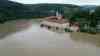 Jahrhunderthochwasser an der Donau befürchtet: Feuerwehr errichtet mobile Deiche, Feuerwehr um Menschen extrem angespannt, Kloster Weltenburg vom Hochwasser eingeschlossen, Pumpen befördern Wasser aus dem Kloster: Feuerwehr: „Die Situation ist gerade sehr angespannt. Das Wasser soll weiter steigen. Aktuell Prognose aktuell 7,70 Meter also dem von 1999. Es wird schlimmer als 2013“