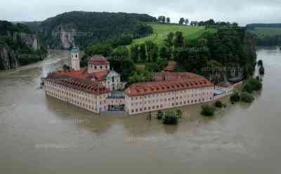 Jahrhunderthochwasser an der Donau befürchtet: Feuerwehr errichtet mobile Deiche, Feuerwehr um Menschen extrem angespannt, Kloster Weltenburg vom Hochwasser eingeschlossen, Pumpen befördern Wasser aus dem Kloster: Feuerwehr: „Die Situation ist gerade sehr angespannt. Das Wasser soll weiter steigen. Aktuell Prognose aktuell 7,70 Meter also dem von 1999. Es wird schlimmer als 2013“