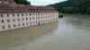 Jahrhunderthochwasser an der Donau befürchtet: Feuerwehr errichtet mobile Deiche, Feuerwehr um Menschen extrem angespannt, Kloster Weltenburg vom Hochwasser eingeschlossen, Pumpen befördern Wasser aus dem Kloster: Feuerwehr: „Die Situation ist gerade sehr angespannt. Das Wasser soll weiter steigen. Aktuell Prognose aktuell 7,70 Meter also dem von 1999. Es wird schlimmer als 2013“