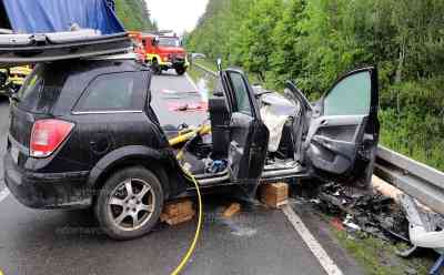 Tödlicher Verkehrsunfall im Erzgebirge: PKW kracht frontal in LKW und fängt Feuer, Ersthelfer können PKW löschen, Fahrer schwer eingeklemmt und stirbt noch an Unfallstelle: LKW stark beschädigt, Autobahnzubringer stundenlang gesperrt