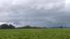 Unwetterfront vor den Toren Münchens: Bedrohlicher Shelf-Cloud-Aufzug, Unwetteraufzug im Zeitraffer, schwere Sturmböen: Radfahrer suchen schnell Schutz, heftiger Starkregen setzt ein