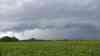 Unwetterfront vor den Toren Münchens: Bedrohlicher Shelf-Cloud-Aufzug, Unwetteraufzug im Zeitraffer, schwere Sturmböen: Radfahrer suchen schnell Schutz, heftiger Starkregen setzt ein