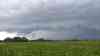 Unwetterfront vor den Toren Münchens: Bedrohlicher Shelf-Cloud-Aufzug, Unwetteraufzug im Zeitraffer, schwere Sturmböen: Radfahrer suchen schnell Schutz, heftiger Starkregen setzt ein