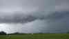 Unwetterfront vor den Toren Münchens: Bedrohlicher Shelf-Cloud-Aufzug, Unwetteraufzug im Zeitraffer, schwere Sturmböen: Radfahrer suchen schnell Schutz, heftiger Starkregen setzt ein