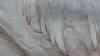 Naturschauspiel am Timmelsjoch: „Mondlandschaft“ auf Grund von Saharastaub aus den vergangenen Monaten, Saharastaubschicht in Schichten auf 12 Meter hohen Schneewänden: Timmelsjoch demnächst befahrbar, Touristen bietet einmalige Kulisse