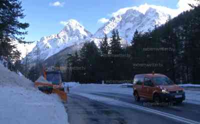 (Schneemassen, extrem) Lawinenstufe 5: Fernpass bleibt weiterhin gesperrt, Winterdienst kämpft gegen Schneemassen, Kraftfahrer im Interview: Hochwasser durch Daurregen und Schneeschmelze, PKW fahren durch Überflutungen