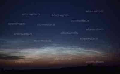 Naturspektakel im Deutschland – NLC am Nachthimmel: Intensive leuchtende Nachtwolken, engl. noctilucent clouds am Nordhimmel: Kameramann fertig Zeitraffer mit Timelapsfunktion an, NLC nur zur Sommersonnenwende zu sehen