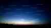 Naturspektakel im Deutschland – NLC am Nachthimmel: Intensive leuchtende Nachtwolken, engl. noctilucent clouds am Nordhimmel: Kameramann fertig Zeitraffer mit Timelapsfunktion an, NLC nur zur Sommersonnenwende zu sehen