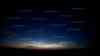 Naturspektakel im Deutschland – NLC am Nachthimmel: Intensive leuchtende Nachtwolken, engl. noctilucent clouds am Nordhimmel: Kameramann fertig Zeitraffer mit Timelapsfunktion an, NLC nur zur Sommersonnenwende zu sehen